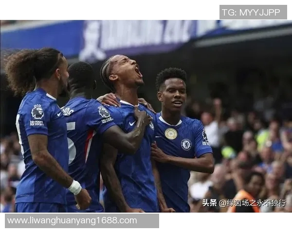 英超球队调整阵容：曼联签下巴西后卫，切尔西续约法国前锋