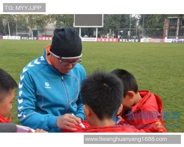 小球迷热情直播第十届蓝天杯足球赛展现青春风采与团队精神