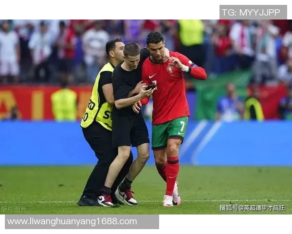 球迷疯狂冲入赛场抢夺C罗球衣引发热议与争议